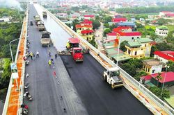 Hối hả trên công trường sửa mặt cầu Thăng Long