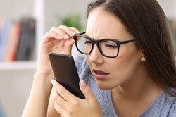 Dấu hiệu ở mắt cảnh báo ung thư phổi đã nghiêm trọng