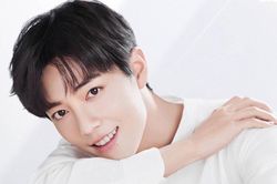 Chỉ với dòng thông báo từ bỏ giảm cân, ăn thả ga mà Tiêu Chiến chễm chệ trên No.1 Hotsearch Weibo