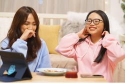 'Chill Baby Chill' tập 2: Phương Mỹ Chi 'hi sinh' mái tóc bết để làm nổi bật chủ nhà Cara