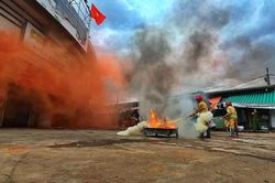 Diễn tập phương án chữa cháy tại chợ Thành