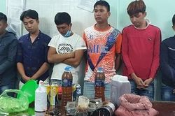 Bán mật ong rừng làm từ đường cát và nước sôi