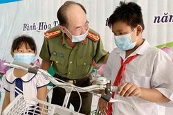 Báo CAND tặng quà học sinh nghèo hiếu học tại vùng biên giới Long An