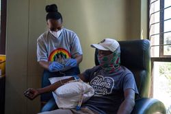 Không có tiền, dân Nam Phi thử nghiệm vaccine COVID-19 để được tiêm phòng
