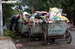 Công ty vệ sinh hứa dọn sạch 500 tấn rác ùn ứ ở Hà Nội trong ngày mai