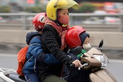 Hà Nội: Ùn tắc từ sáng sớm, nhiều em nhỏ mặc áo ấm vẫn còn ngái ngủ khi đến trường