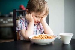 Bắt trẻ ăn hết thức ăn trong bát: Nguyên tắc gây nhiều tác hại lâu dài