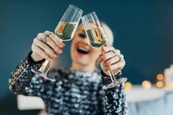 Giao thừa một mình, làm gì để không cảm thấy cô đơn?