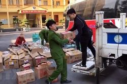 Hải Dương: Phát hiện xe ôtô chở nhiều hàng hóa không rõ nguồn gốc