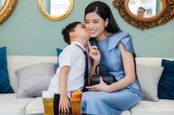 Hoa hậu Phan Hoàng Thu đưa con trai đi sự kiện