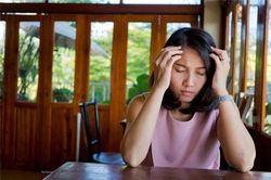 Vừa xong đám tang bố tôi, bỗng dưng có 2 người phụ nữ dắt theo 3 đứa trẻ xuất hiện khiến mẹ tôi ngất ngay tại chỗ
