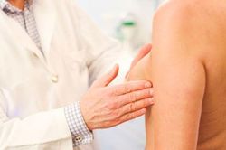 Nhiều bệnh nhân ung thư vú từ chối phẫu thuật, đắp thuốc không rõ nguồn gốc