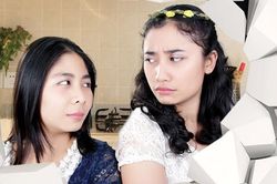 Chị em họ đang thân thiết bỗng như người xa lạ