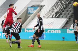 Liverpool bất lực trước Newcastle, MU hưởng lợi