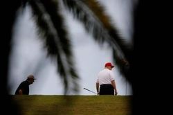 Trump vội cắt ngắn kỳ nghỉ trở về Nhà Trắng, dấy lên nhiều đồn đoán