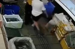 Đôi trai gái ngã ngửa vào chậu cá tươi ở chợ