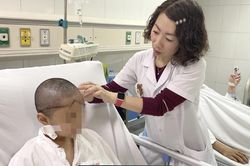 Tóc cuốn vào xe ba bánh, bé gái bị đứt rời da đầu