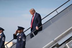Nguyên nhân khiến ông Trump vội vã về Washington, bỏ cả tiệc giao thừa