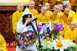 Ưng Hoàng Phúc, Việt Hương viếng Vân Quang Long