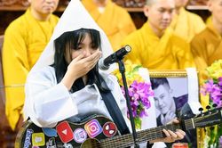 Con gái Vân Quang Long hát tiễn biệt cha