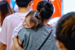 Trung tâm thương mại ở TP.HCM đông đúc ngày đầu năm