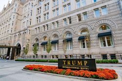 Khách sạn của ông Trump tăng giá gấp 5 vào ngày ông Biden nhậm chức