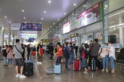 Sân bay quốc tế Đà Nẵng nhộn nhịp đón khách đầu năm mới