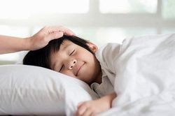 Ép trẻ ngủ trưa, mẹ khóc ròng khi bế con gặp bác sĩ