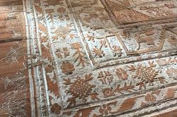 Chán thảm vải, người phụ nữ tạo ra tấm thảm chạm khắc ngay trên sàn gỗ sồi