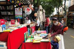 Đầu năm 2021: Chị em xúng xính áo dài, khẩu trang xuống phố