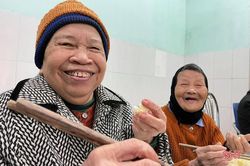 Ấm áp mâm cơm đầu năm ở Trung tâm Bảo trợ xã hội Hà Tĩnh