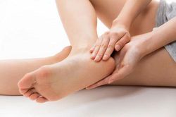 Cách chữa gót chân bị nứt nẻ