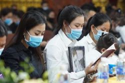 Tang lễ Vân Quang Long: Xúc động cảnh con gái ôm đàn hát 'Ba kể con nghe' rồi khóc nức nở