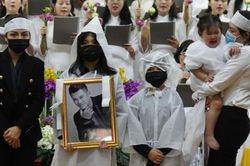 Xót xa đám tang Vân Quang Long: Bà xã mắt sưng húp, con quá bé không chịu đeo khăn tang