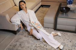 Hóa nàng Xuân quyến rũ với họa tiết bạch trà tinh khôi