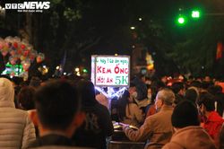 Hàng quán mọc như 'ma trận' trong phố đi bộ đón năm mới ở Thủ đô