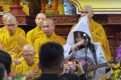 Con gái Vân Quang Long vừa khóc vừa hát 'Ba kể con nghe' trong tang lễ