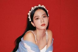 Bạn có thấy chiếc bờm ngọc trai của Jisoo (BLACKPINK) trong hình này nhìn rất quen?
