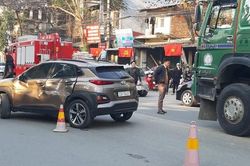 Tuyên Quang: 4 ô tô đâm liên hoàn, cạy cửa cứu tài xế xe tải
