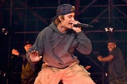 Justin Bieber quên lời ca khúc khi biểu diễn