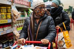 Cảnh sát Mỹ có nguy cơ ngồi tù vì đánh người đeo khẩu trang sai