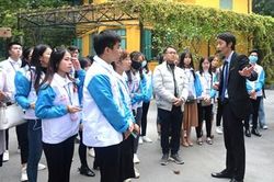 Học sinh, sinh viên tích cực học tập và làm theo Bác