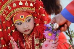 Ở nước nào, bé gái được chọn làm 'thánh nữ đồng trinh'?