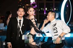 Chơi lớn như Ngọc Trinh, đầu năm hở bạo, 'mặc như không' ra đường
