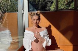 'Búp bê Thụy Điển' Elsa Hosk mang bầu lớn vẫn quá đỗi gợi cảm