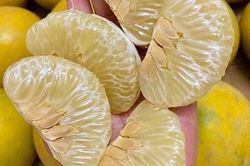 Bưởi Diễn rẻ chưa từng có, giá chỉ 3.000 đồng, ngày bán cả nghìn quả