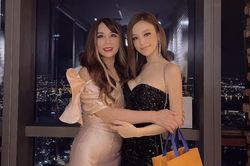 Nhan sắc cùng thân hình nóng bỏng của mẹ chồng khiến ai cũng nghĩ Huyền Baby đang chụp cùng hội chị em