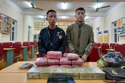 Hai nam sinh Nghệ An vận chuyển 12 bánh heroin, lấy tiền công 300 triệu đồng