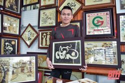 Chàng trai khuyết tật xứ Thanh vẽ ước mơ bằng những hạt gạo