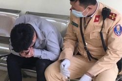 Hà Nội: Thất tình, nam thanh niên định nhảy cầu Chương Dương được cứu kịp thời